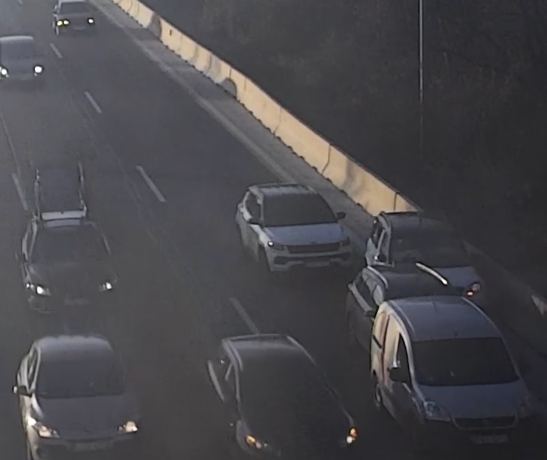 Videón, ahogy egy kisfurgon büntetőfékezésből többautós karambolt csinált