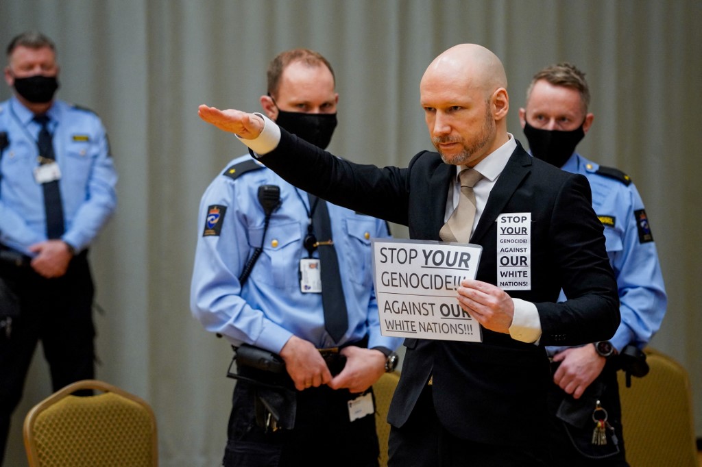 A norvég tömeggyilkos megint bepereli a börtönből az államot 