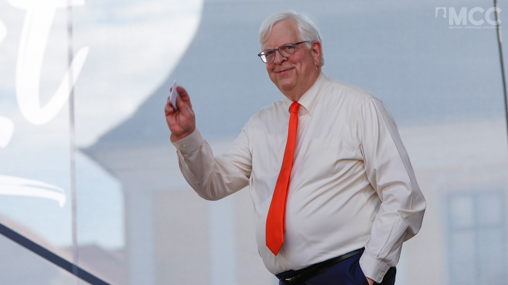 Csaknem 9,4 millió forintért dicsérte a kormányt Dennis Prager az MCC Feszten