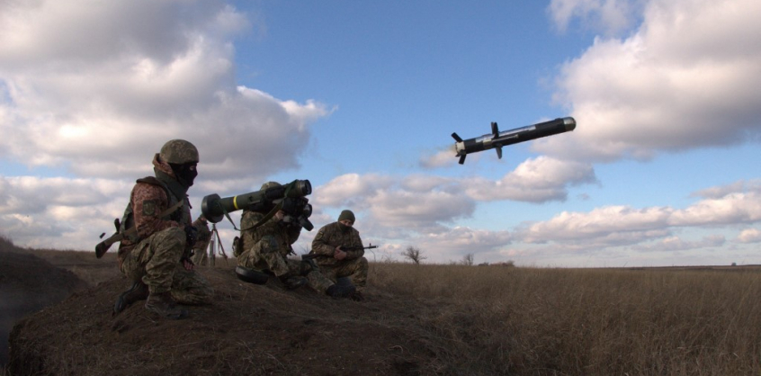 Ukrajnának szánt fegyverek tömkelegét találták egy rajkai bűnöző házában