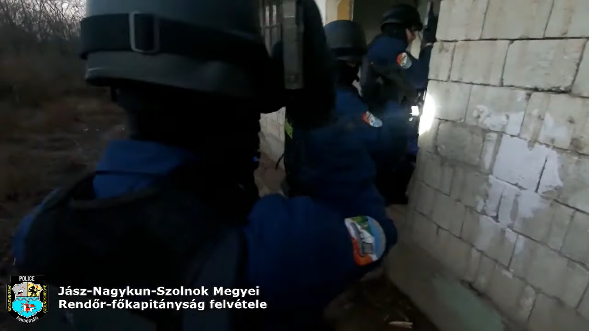 Videó: több milliót zsebeltek a tiszai tolvajok, mielőtt lecsapott rájuk a rendőrség