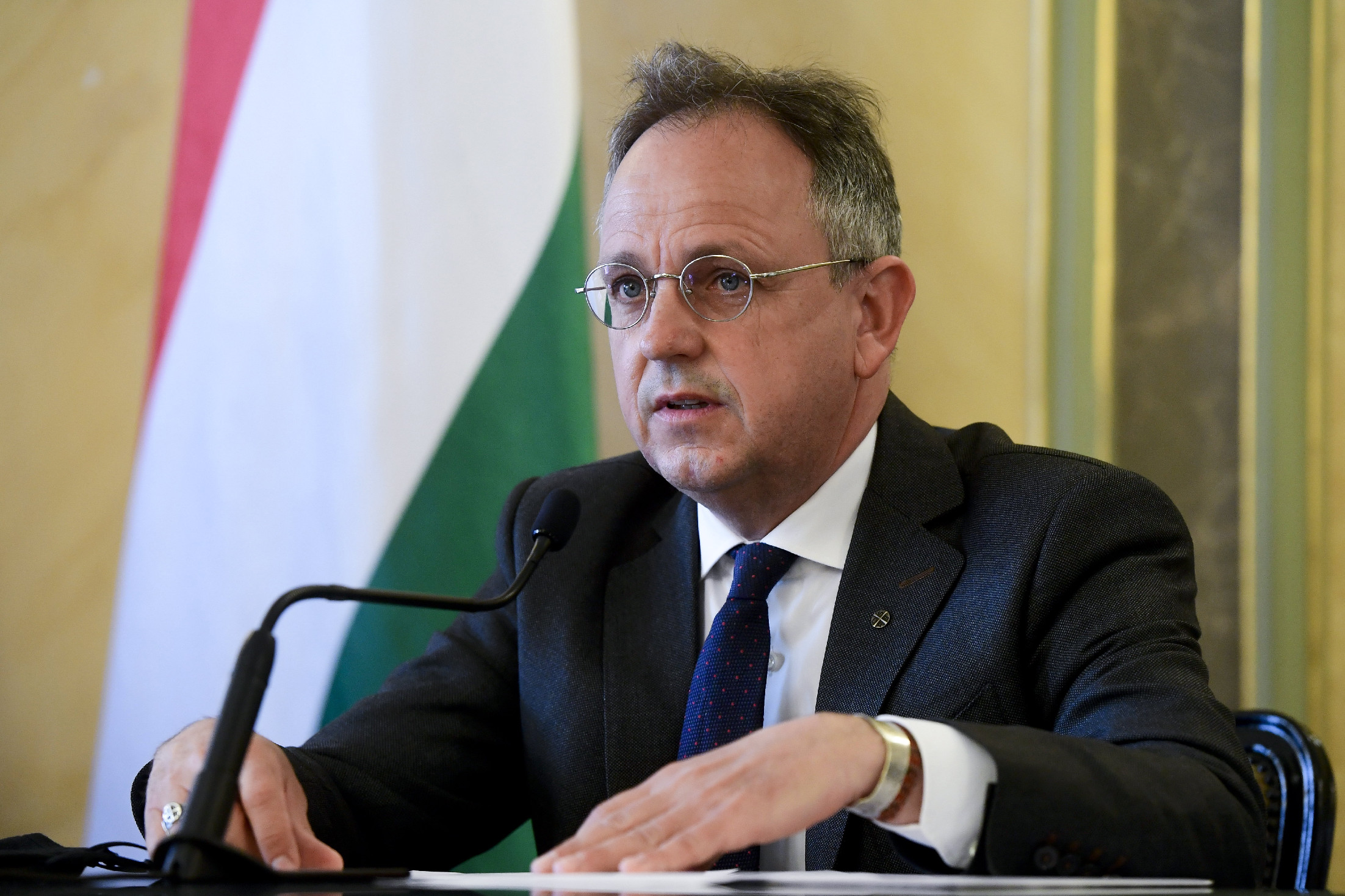 Egy éve le kellett volna mondania az összeférhetetlen fideszesnek