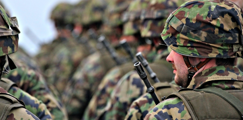 Németország fegyverek helyett katonai sisakokkal segíti Ukrajnát 