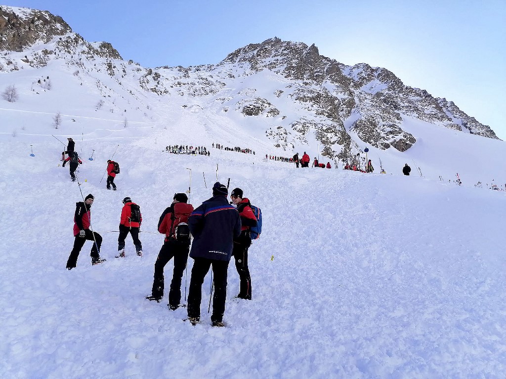 Mintegy tíz embert temetett maga alá lavina az ausztriai Lech Zürs alpesi síterületen