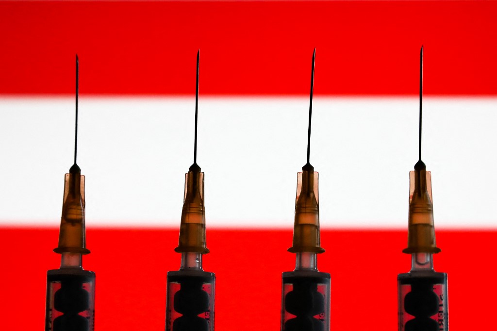 Hivatalos: kötelező a koronavírus elleni oltás Ausztriában