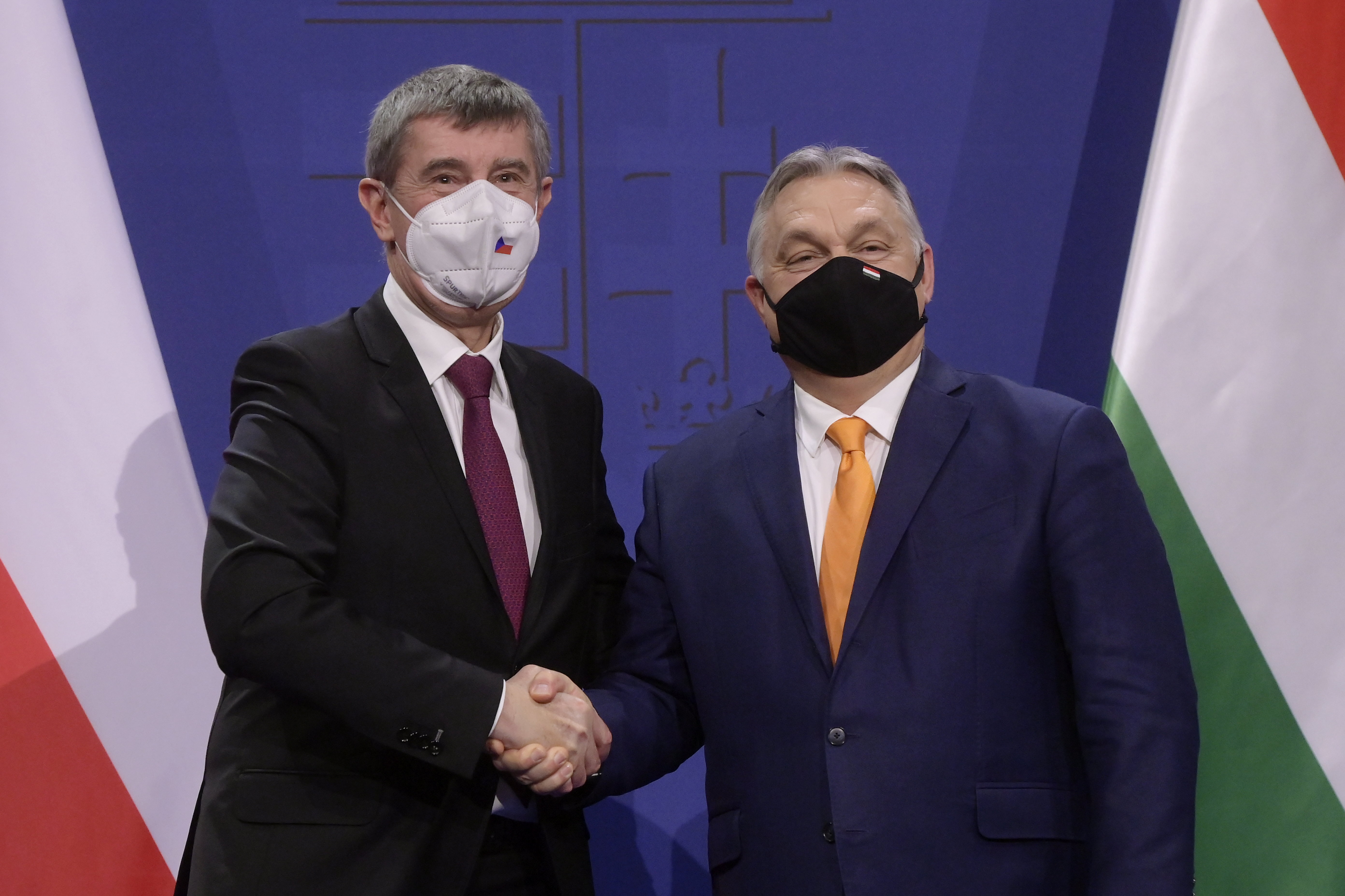 A cseh miniszterelnök Orbán Viktort utánozza