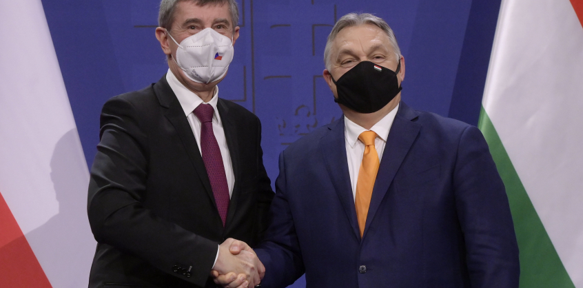 A cseh miniszterelnök Orbán Viktort utánozza