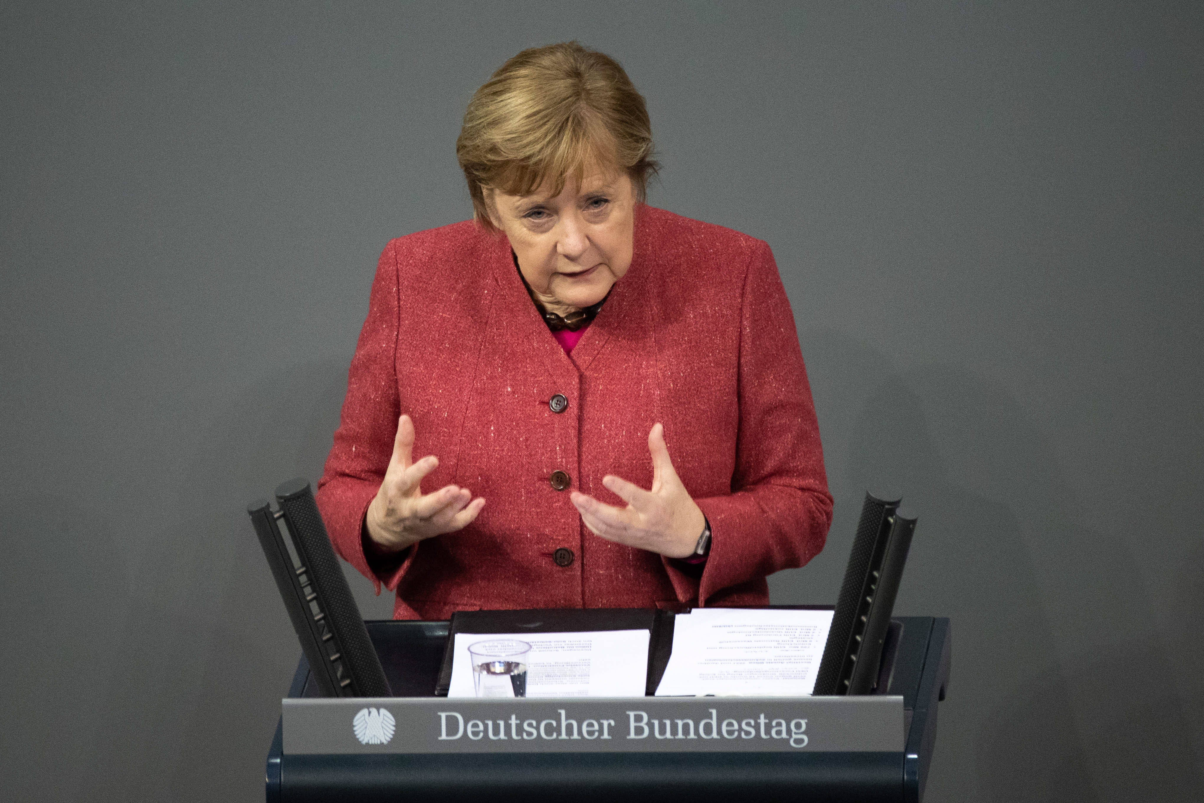 Merkel: Putyinnak csak az erő számít