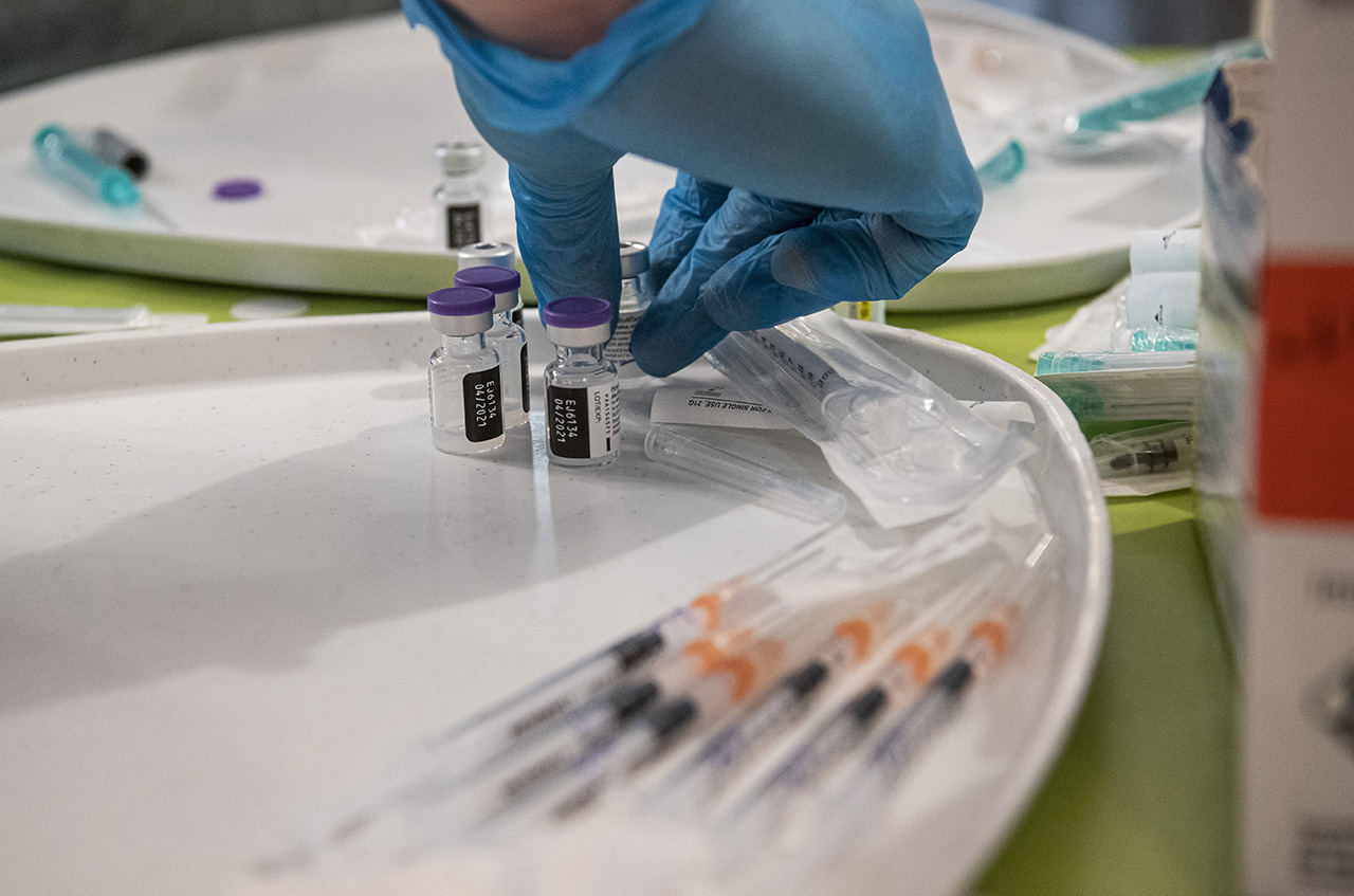 Százszázalékos védettséget ad a Pfizer vakcinája a tizenéveseknél