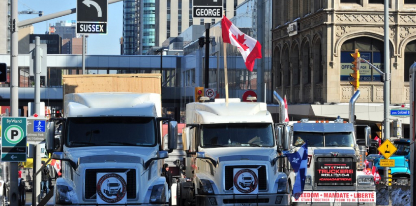 Elvontatták a torlaszt alkotó járműveket vasárnap a kanadai-amerikai határhídról