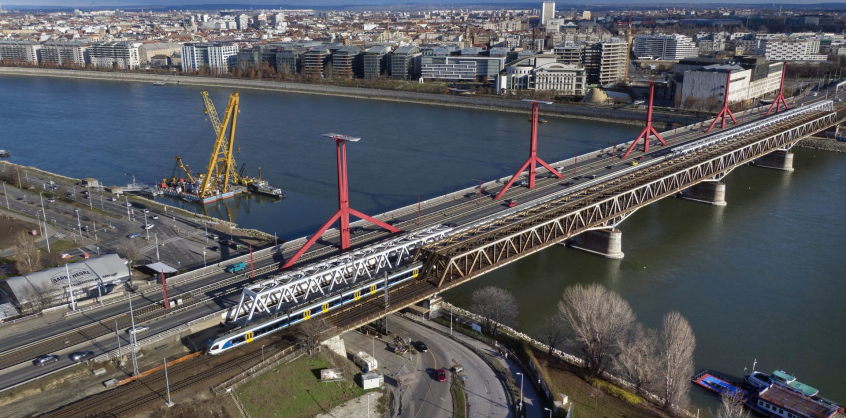Káosz Budapesten – Leszakadt a villamos felsővezetéke, óriási a dugó
