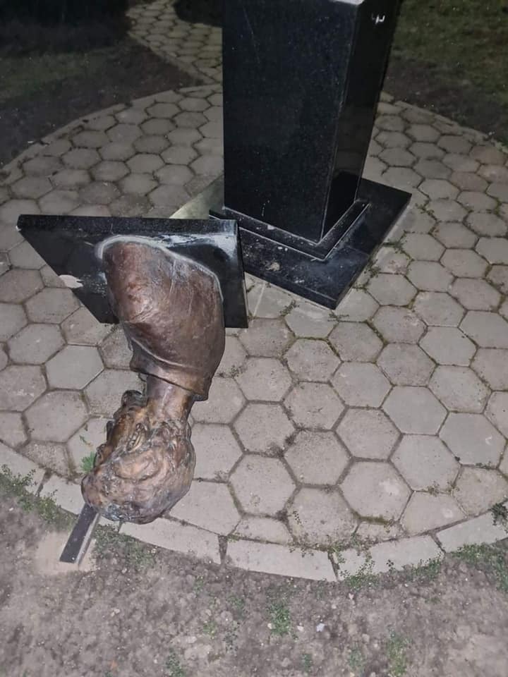 Megrongálták Petőfi Sándor egyetlen horvátországi mellszobrát