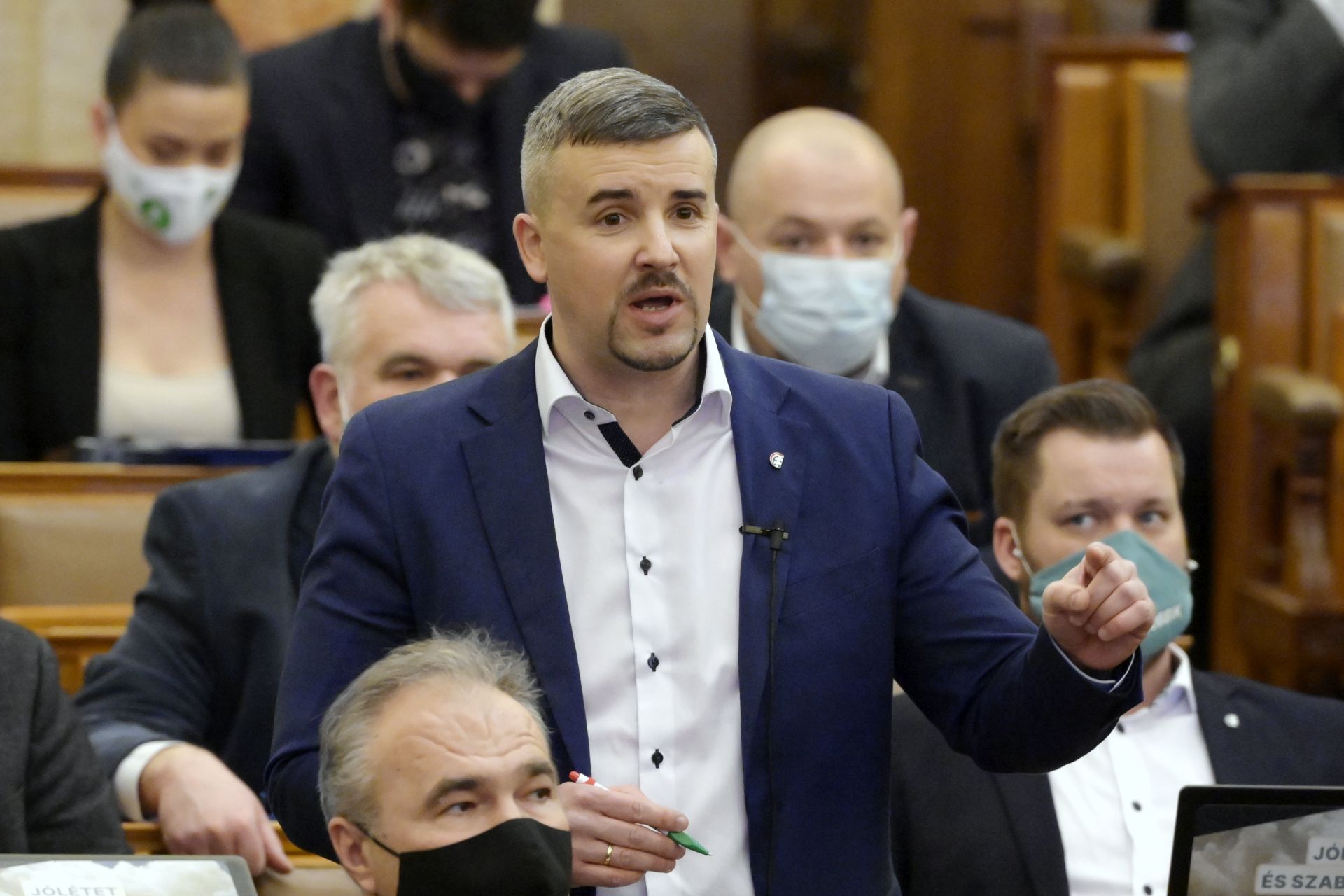 Rekord: 9,6 millió forintos büntetést kapott Jakab Péter a parlamenti ficsúrozásért