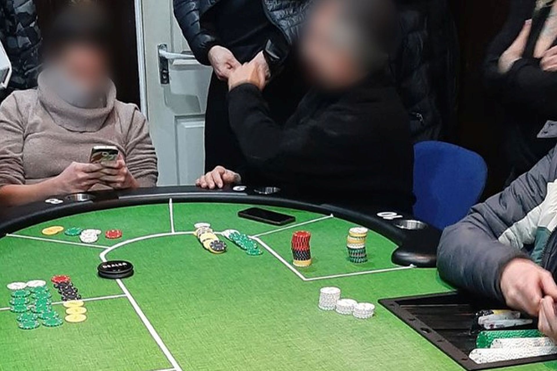 Illegális pókerklubon ütött rajta a rendőrség Újpesten, többen maszkot sem viseltek