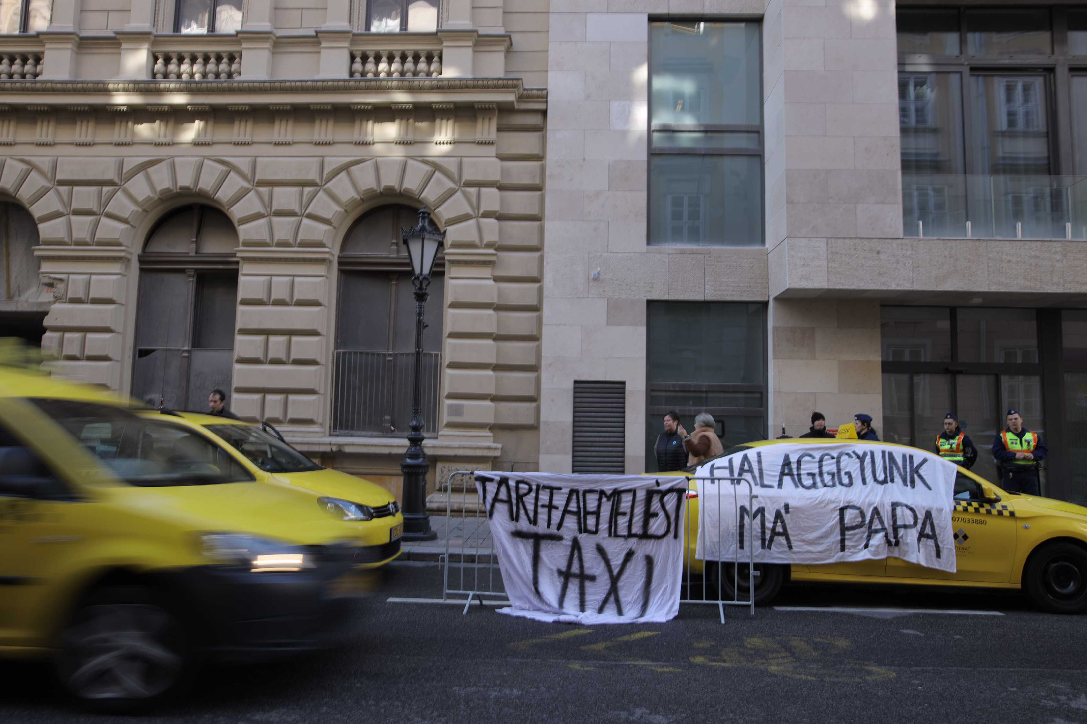 További 19 százalékkal emelnének az árakon a budapesti taxisok