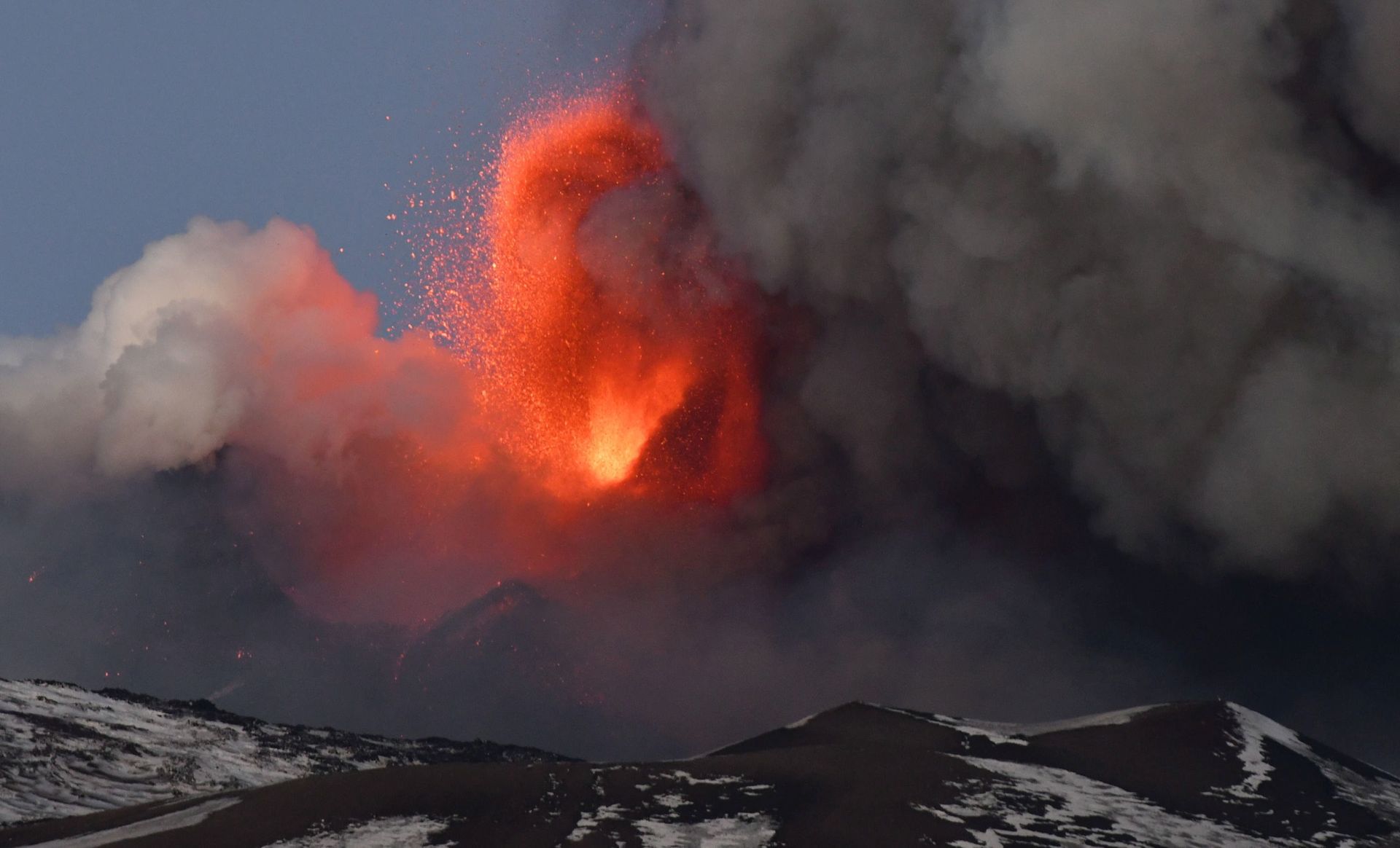 Hatalmas robaj, rég nem látott lávafolyam – Kitört az Etna
