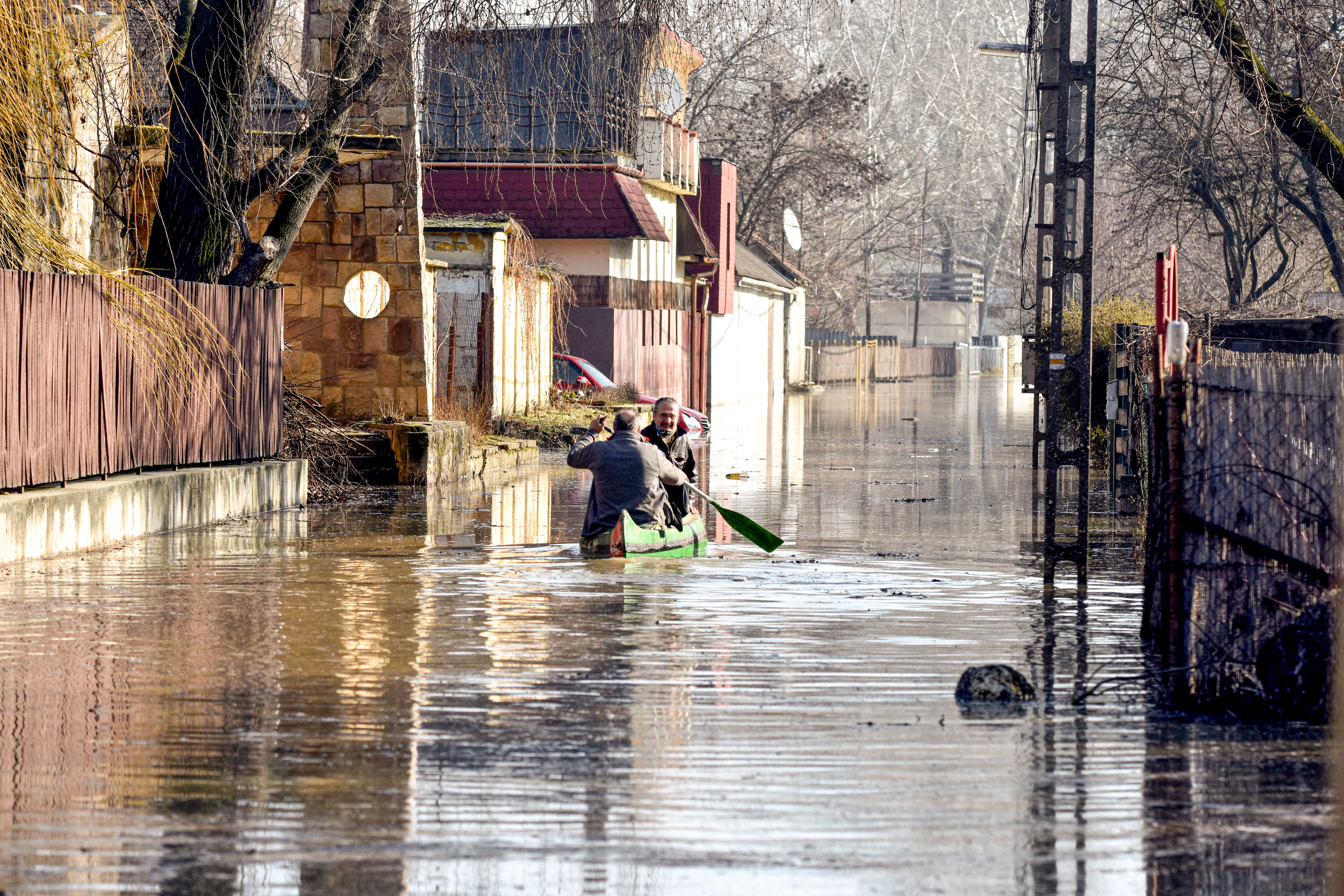 Kenuval közlekednek az utcán Szolnokon a Tisza áradása miatt 