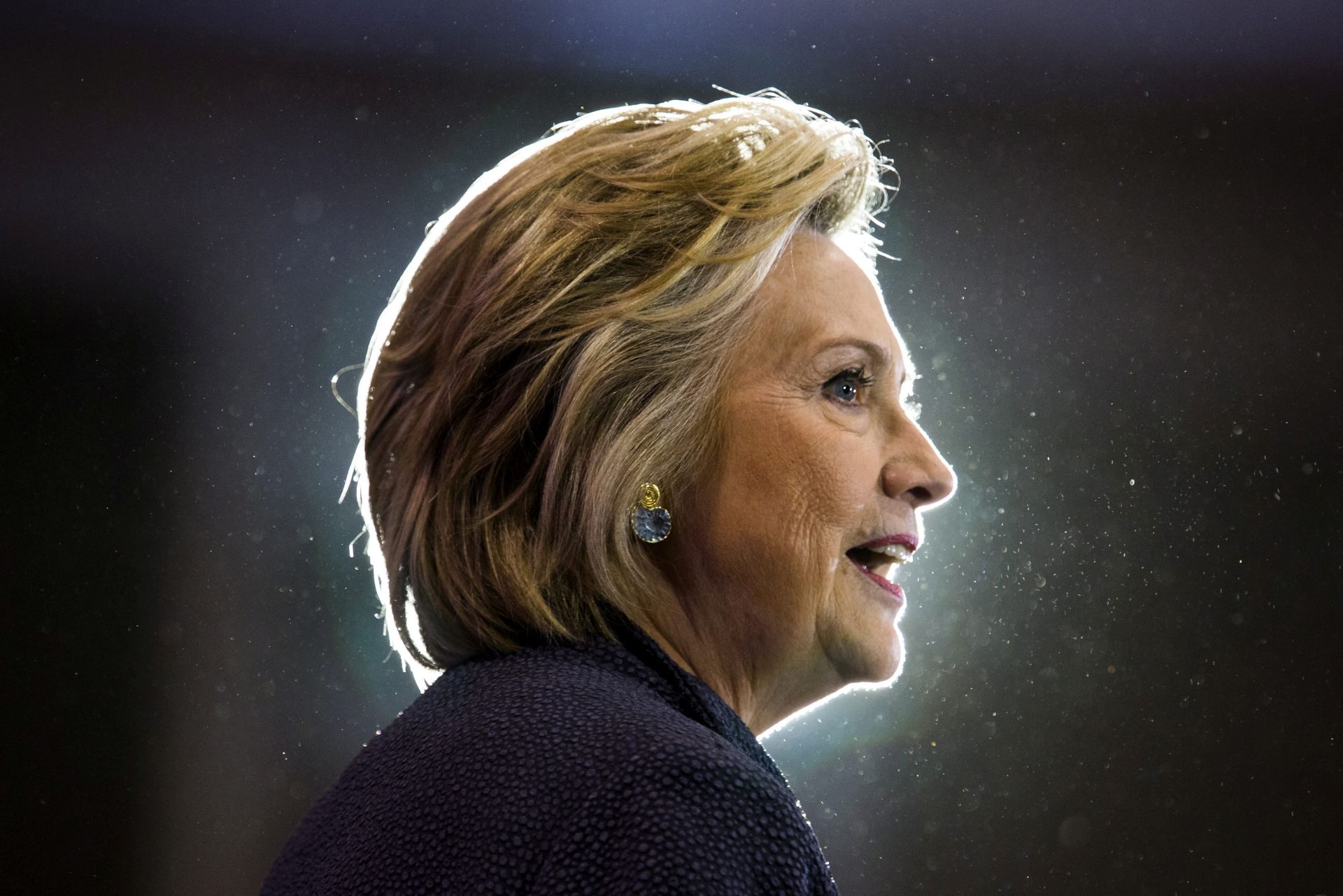 Hillary Clinton ismét férje nyomdokaiba lép, politikai thrillert ír