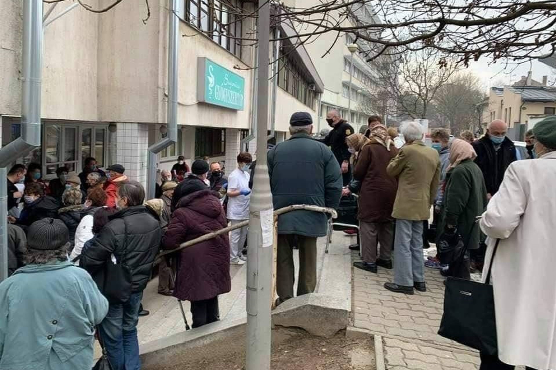 Baján is tömegesen várakoztak az idősek az oltóponton