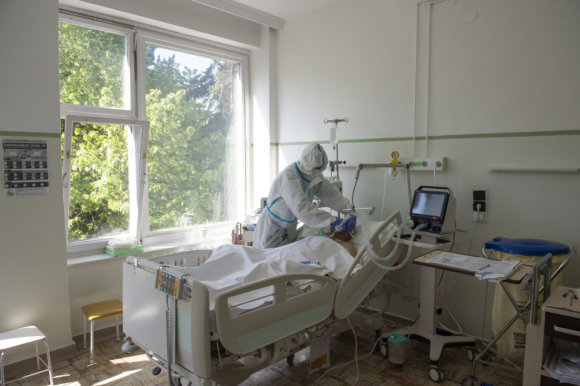 Berobbant a negyedik hullám, ezernél több koronavírusos beteget ápolnak kórházban