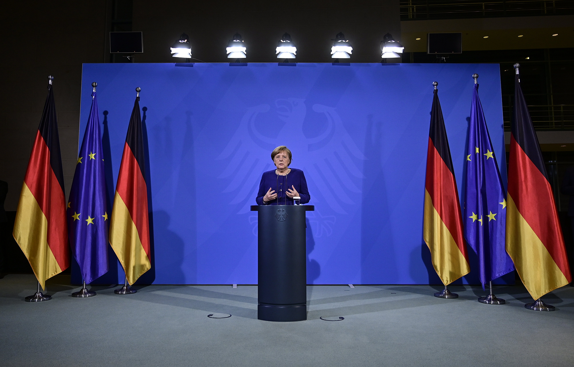 Azt várják Merkeltől, nyilvánosan oltassa be magát az AstraZeneca vakcinájával