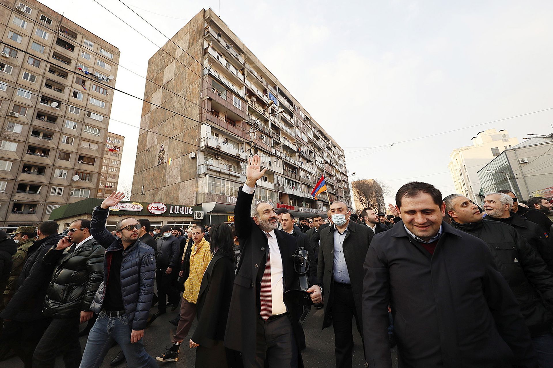 Kormányzati épületet foglaltak el a miniszterelnök távozását követelő örmény tüntetők
