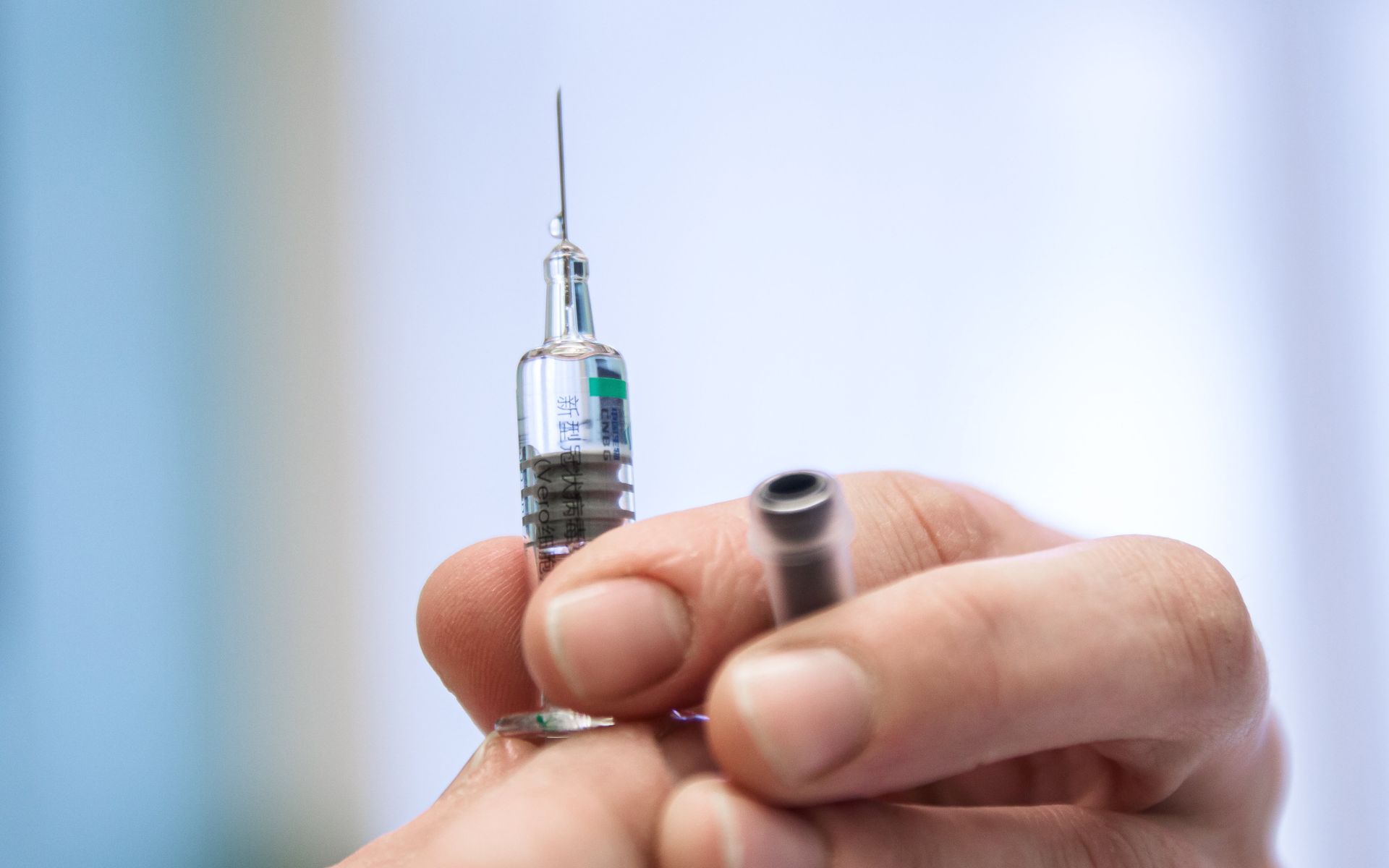 Szakértők: A kínai vakcinával oltottak nem lélegezhetnek fel teljesen