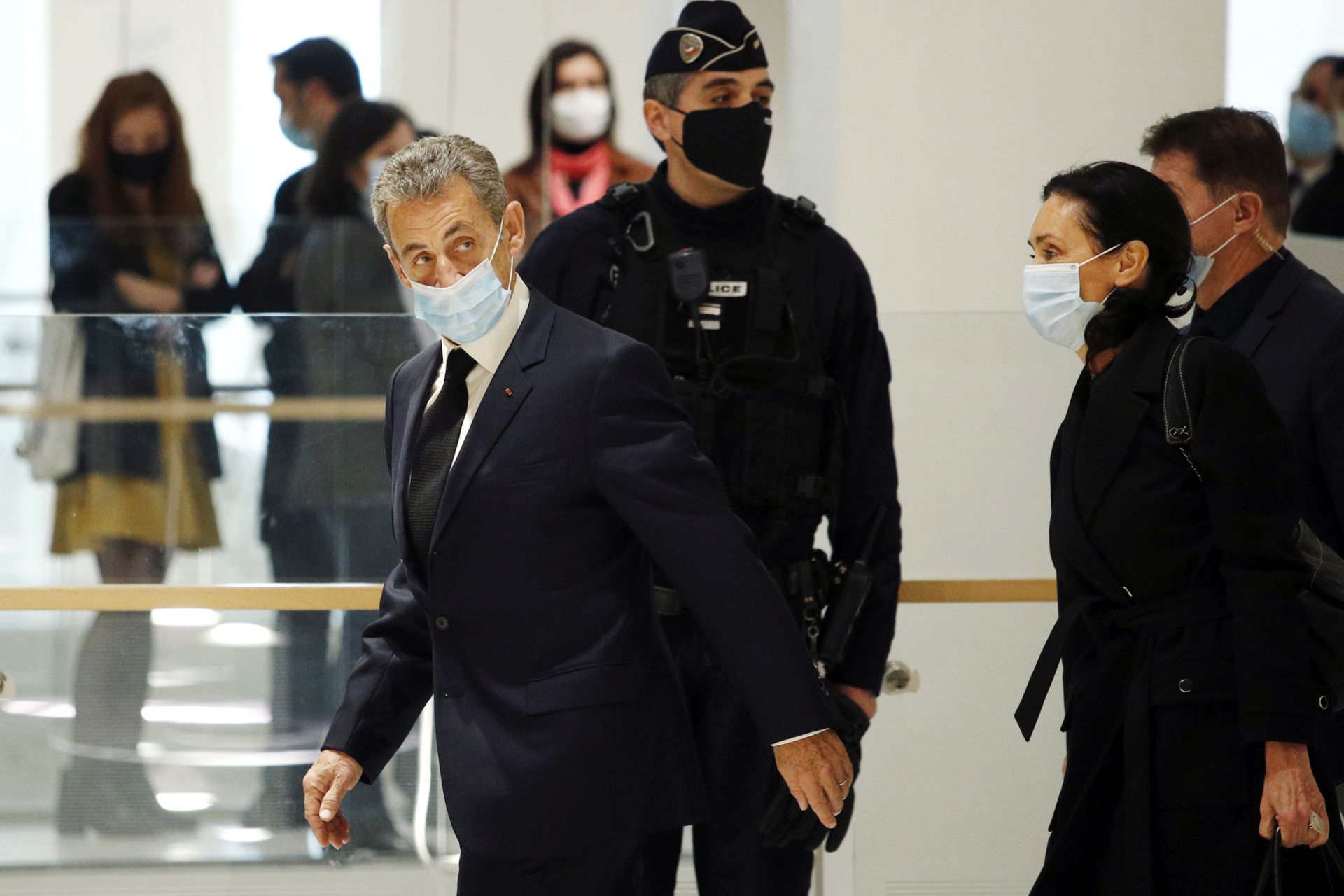 Egy év letöltendőt kapott Sarkozy korrupció miatt