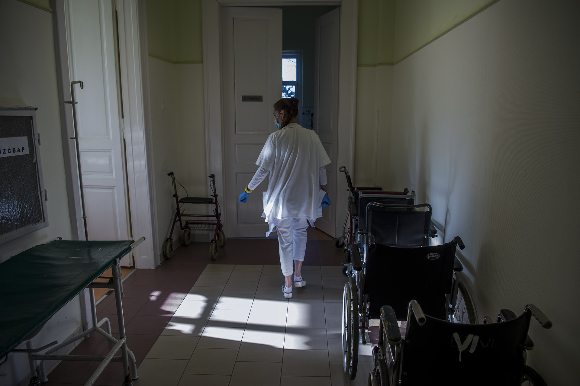 Hiába a járvány, a kormány nem enged: teljes kórházi osztályok álltak le