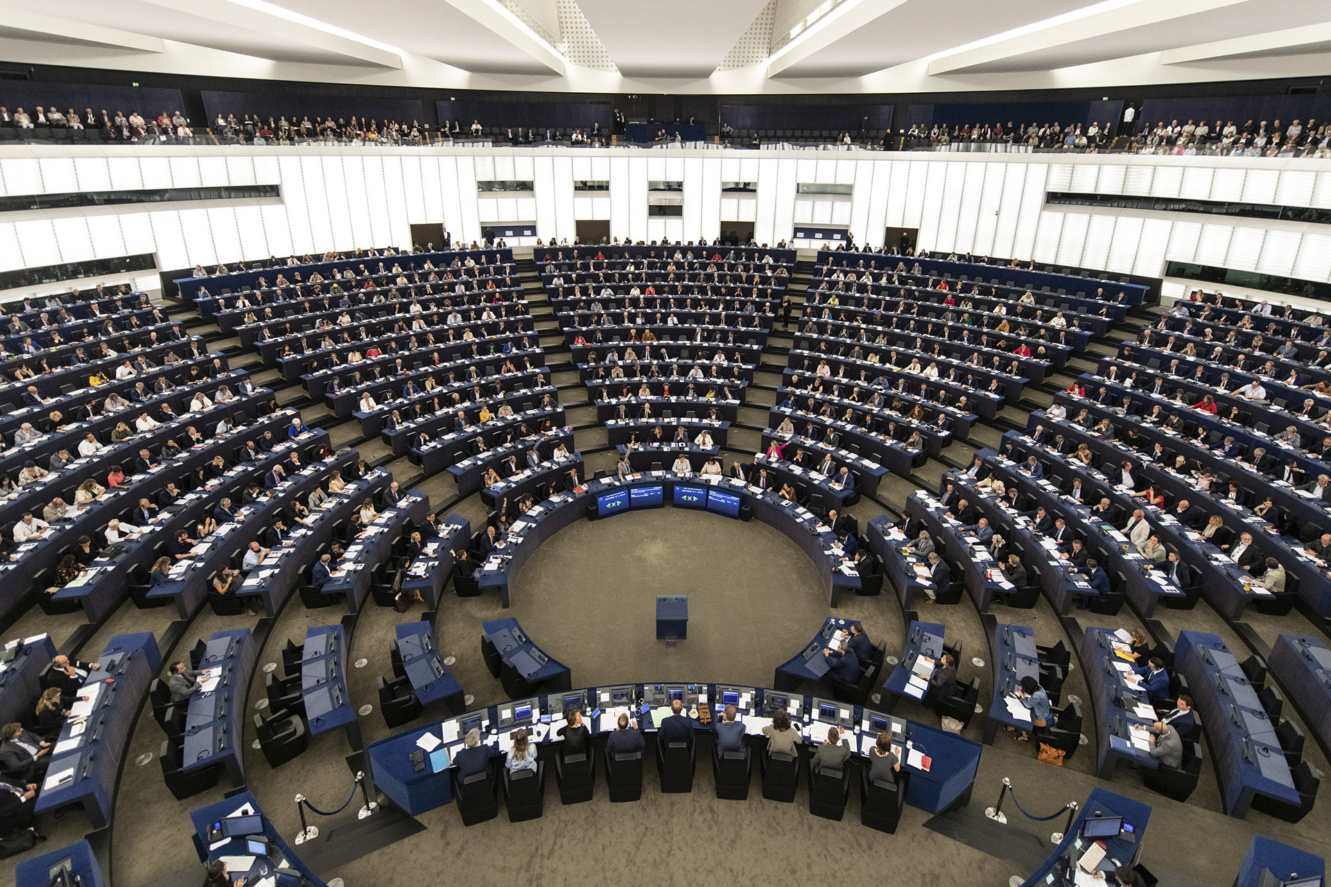 A Európai Parlament jogi eljárást indít az Európai Bizottság ellen, ha az nem alkalmazza az uniós költségvetés védelmére létrehozott jogállamisági feltételrendszert