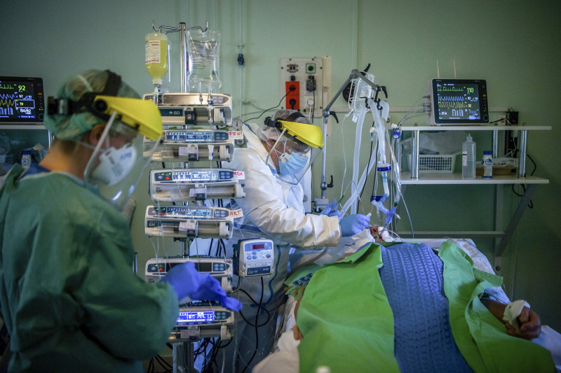 Budapest, 2020. április 22. Védőfelszerelést viselő orvos vizsgál egy lélegeztetőgépre kötött beteget a koronavírussal fertőzött betegek fogadására kialakított intenzív osztályon a Szent László Kórházban 2020. április 22-én. MTI/B