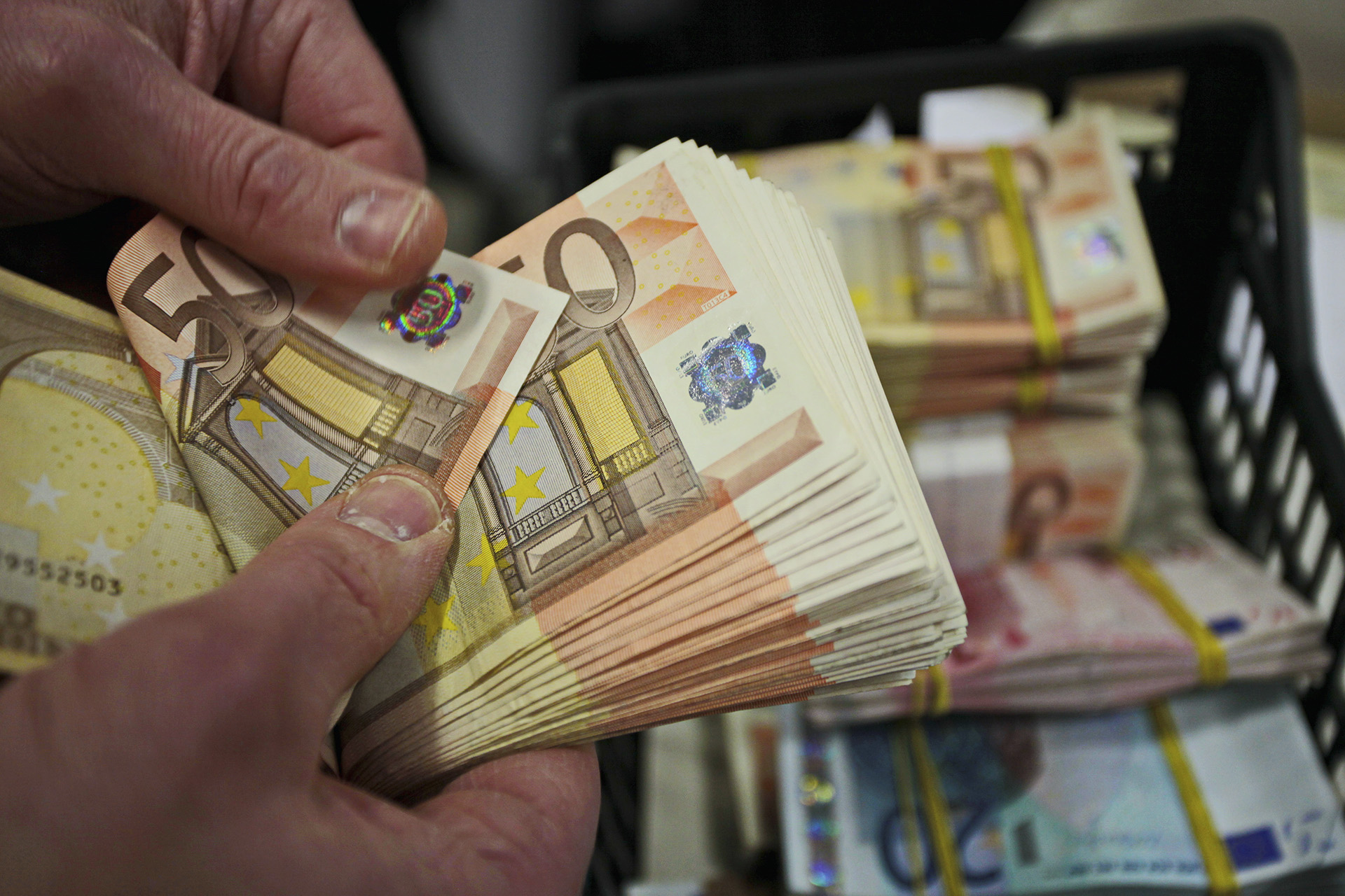 Csehországban nyitottak számlákat, hogy tisztára mossák a lopott pénzt
