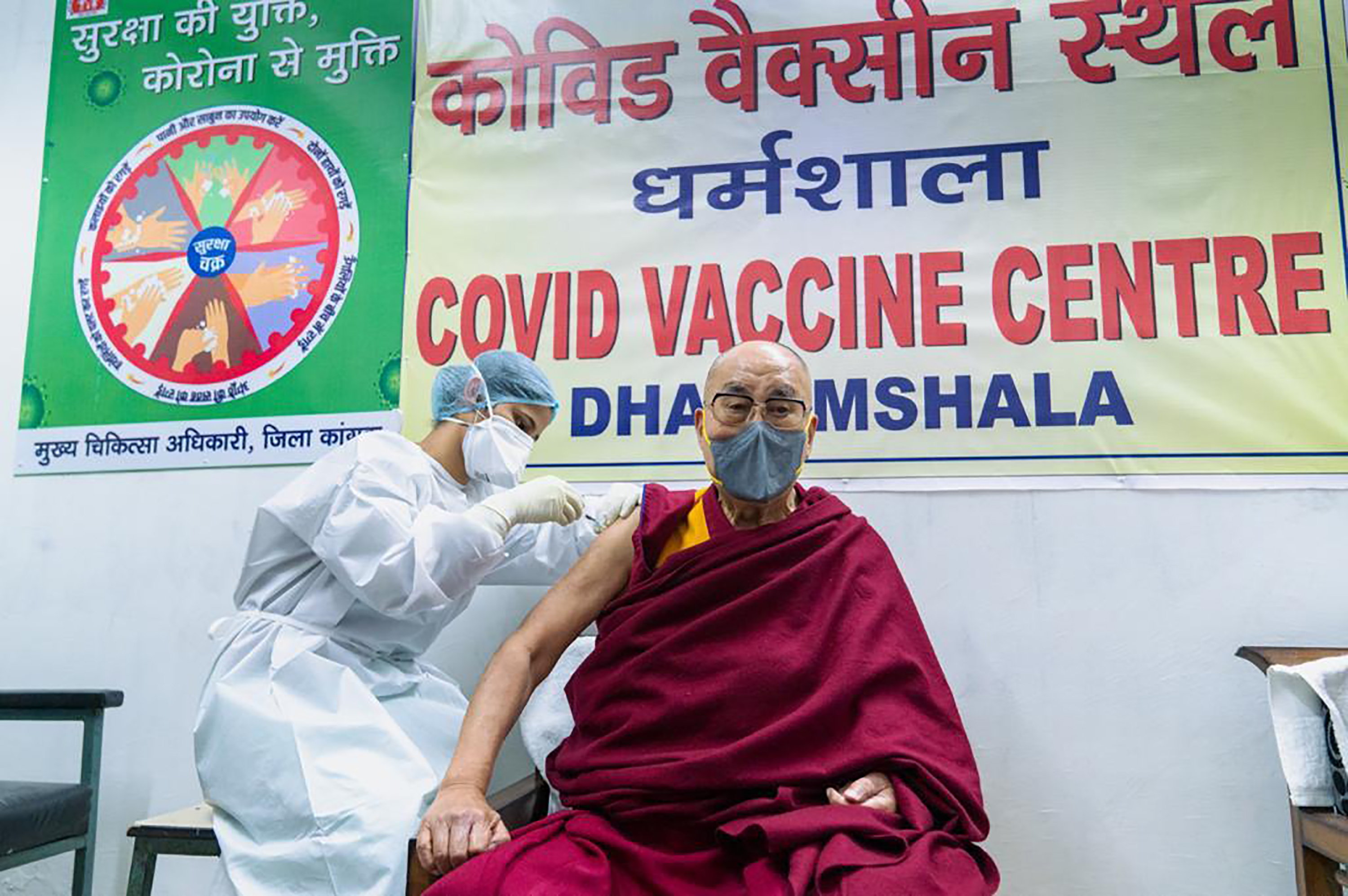 Beoltották a dalai lámát koronavírus ellen