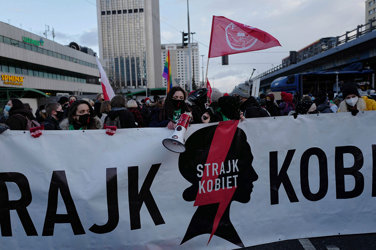 Az abortusz legalizálásáért tüntettek Varsóban nőnapon