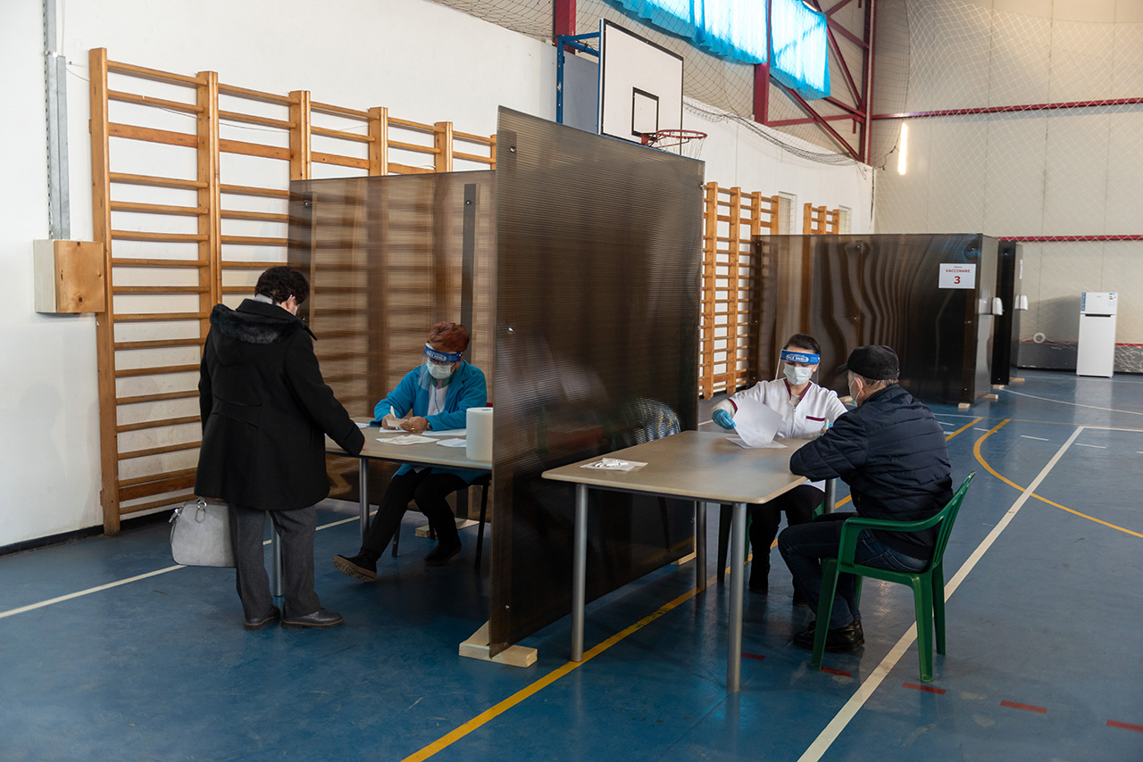 Több mint hétezren kaptak oltást okosba' Romániában