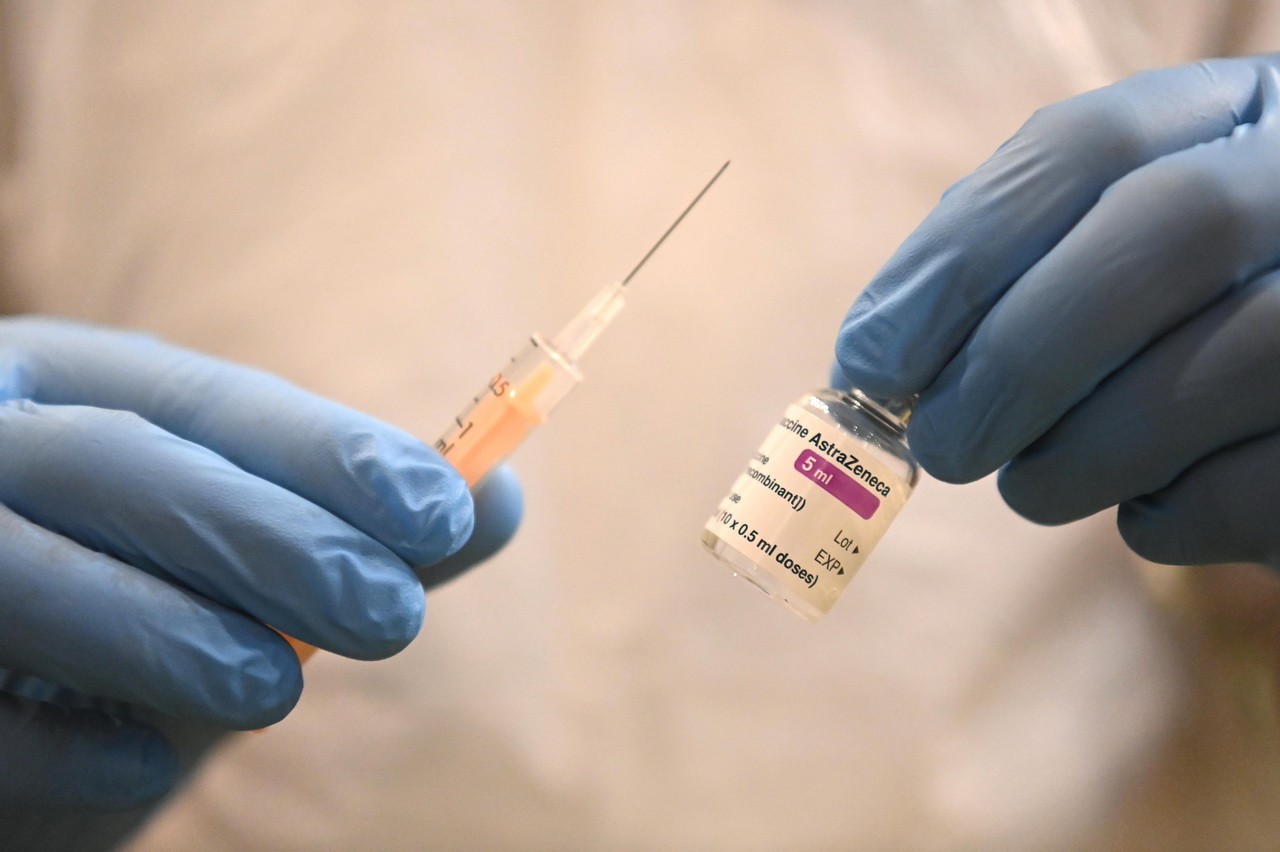 Az EMA nem talált összefüggést az AstraZeneca-oltás és a vérrögképződések között, továbbra is javasolja a vakcinát