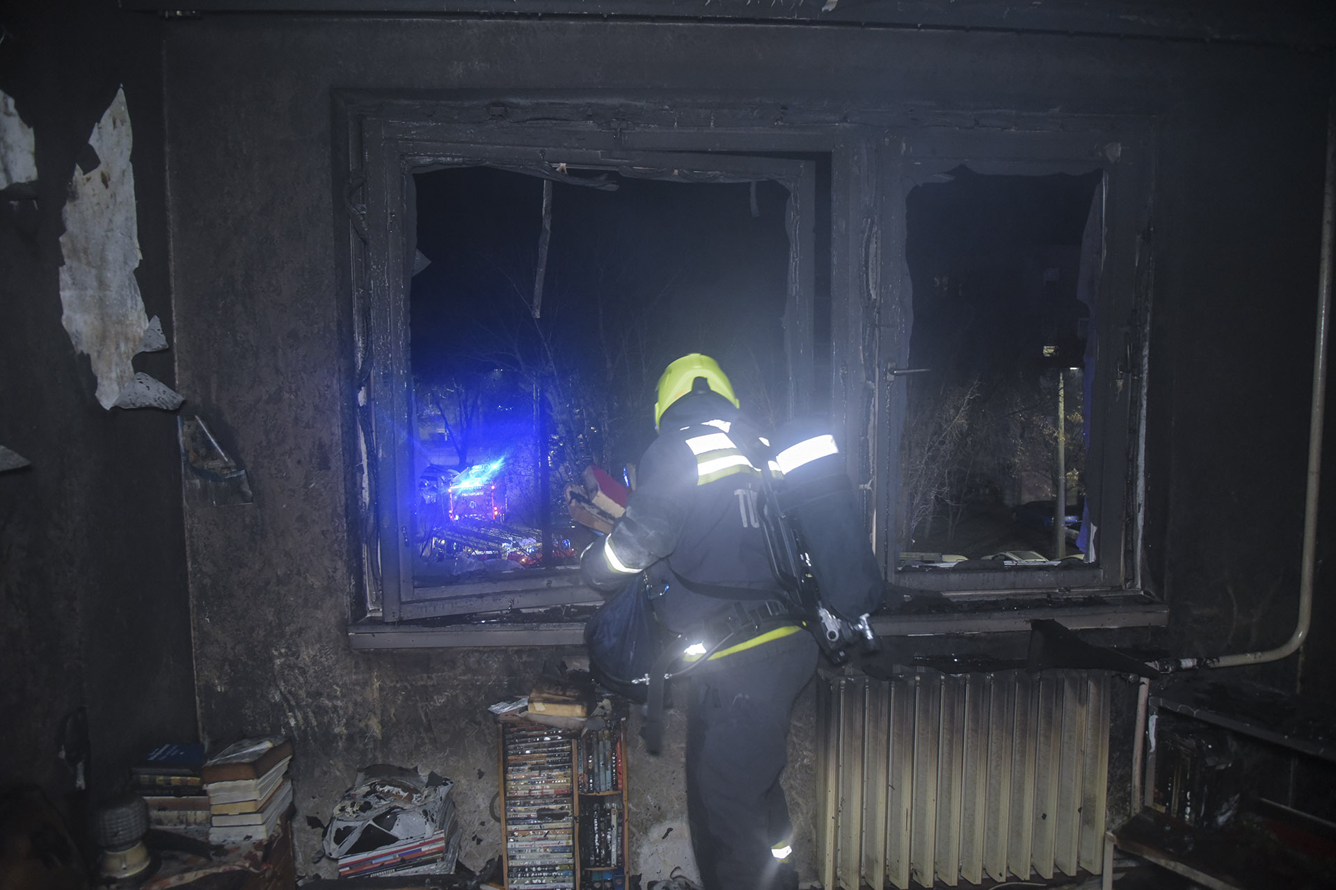 A tűzoltók holttestet találtak a kiégett épületben