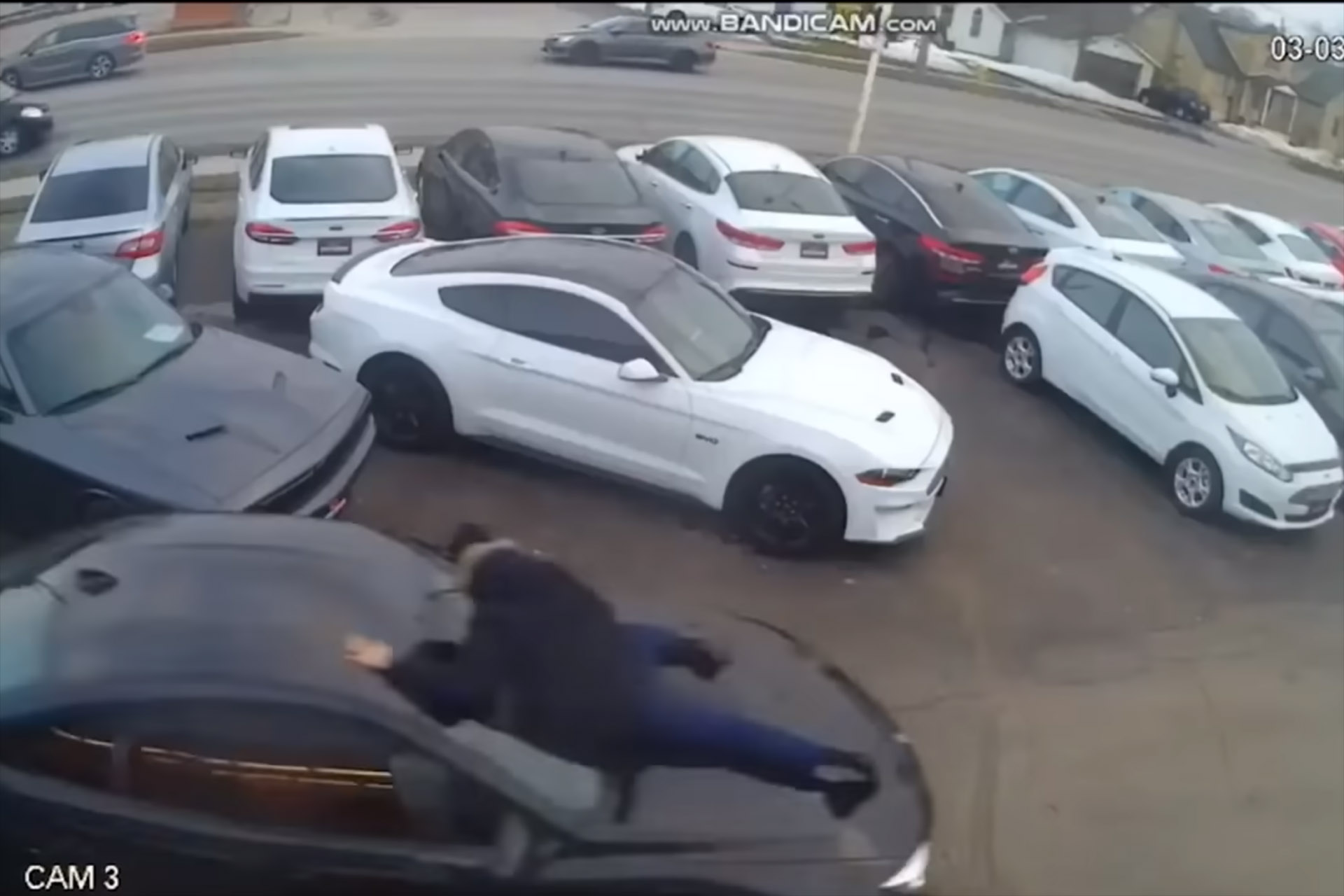 Motorháztetőre csimpaszkodó eladóval lopta el a BMW-t a tolvaj