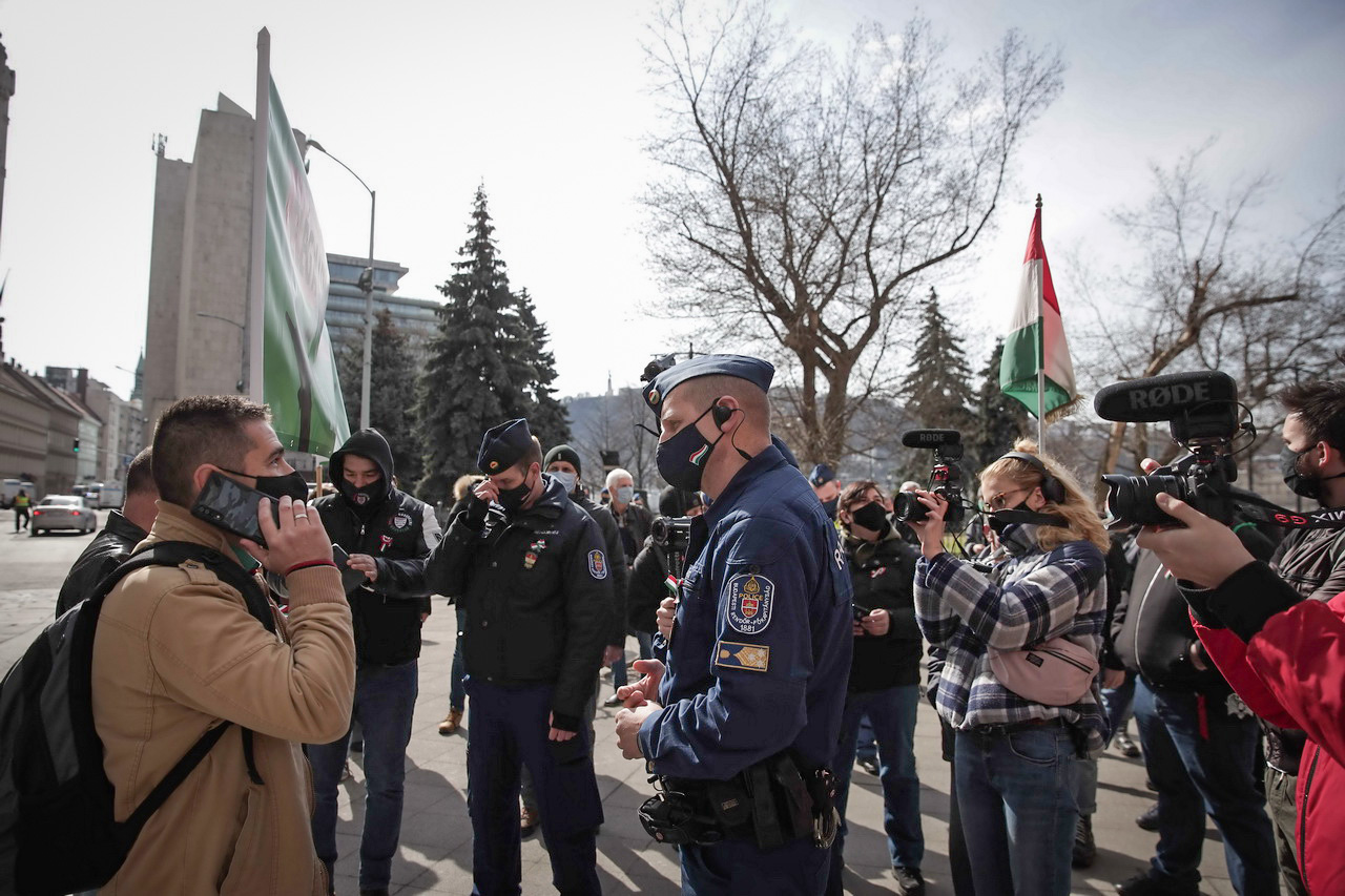 Hazaküldte a rendőrség a március 15-ei tüntetés részvevőit