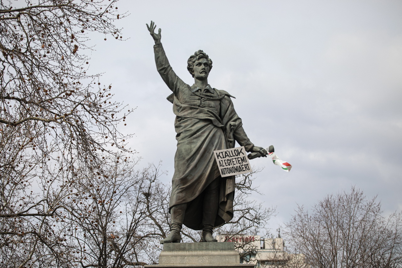 Több magyar városban is az egyetemek autonómiáját követelik