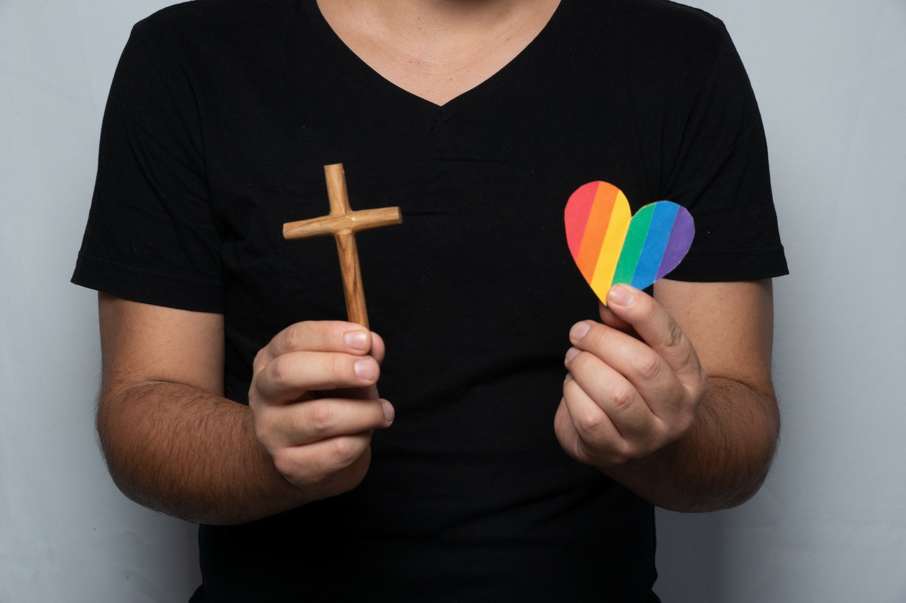 Vatikán: Az egyház nem adhat áldást az azonos neműek párkapcsolataira