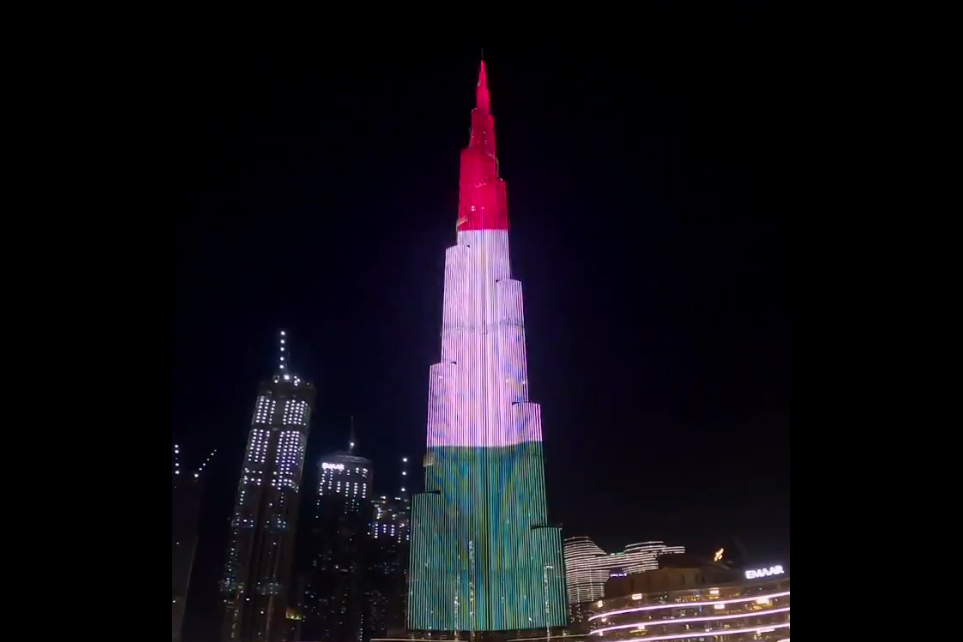 A magyar lobogó színeibe öltözött a világ legmagasabb épülete
