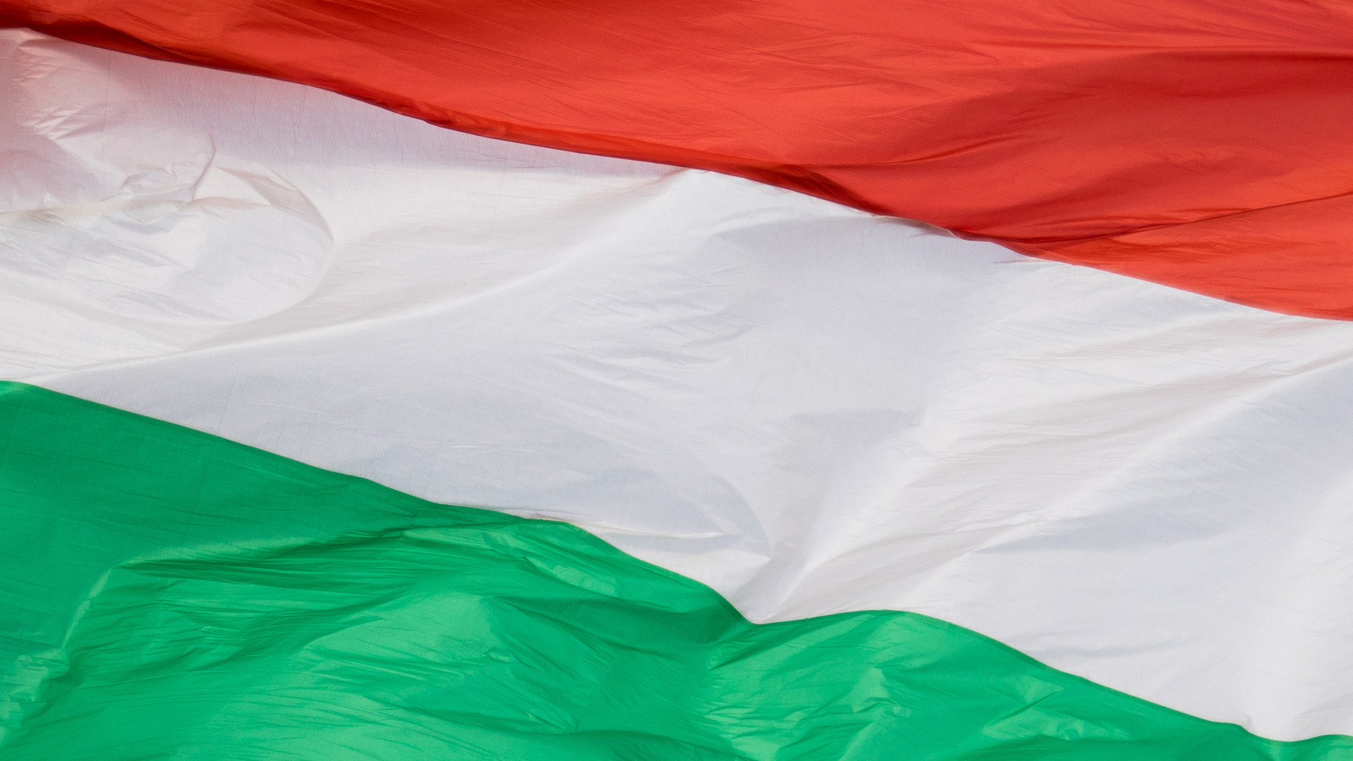 Magyar zászlókat rakott ki március 15-én a sepsiszentgyörgyi polgármester, megbüntették érte