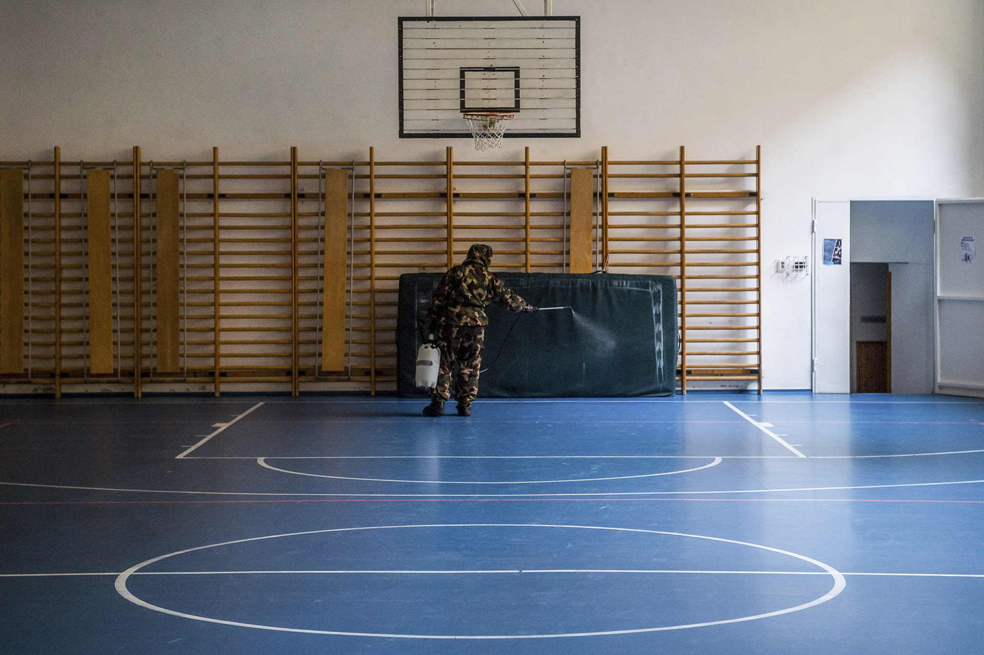 Kétszáz felett a koronavírus napi áldozatainak a száma, a kórházban kezeltek 10 százaléka lélegeztetőgépen van