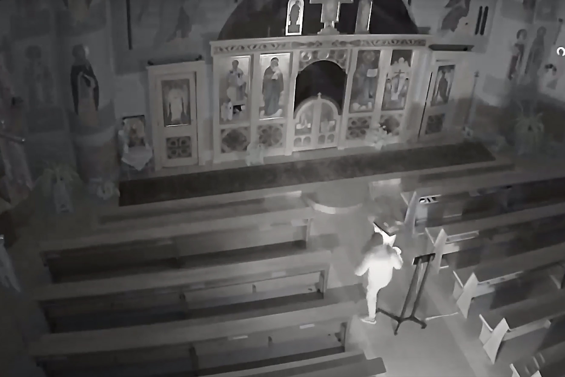Videón, ahogy tüzet gyújt és nekiesik a berendezésnek egy férfi a gödöllői templomban