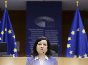 Vera Jourová: A közszolgálati médiát is vizsgálni fogják a következő jogállamisági jelentésben