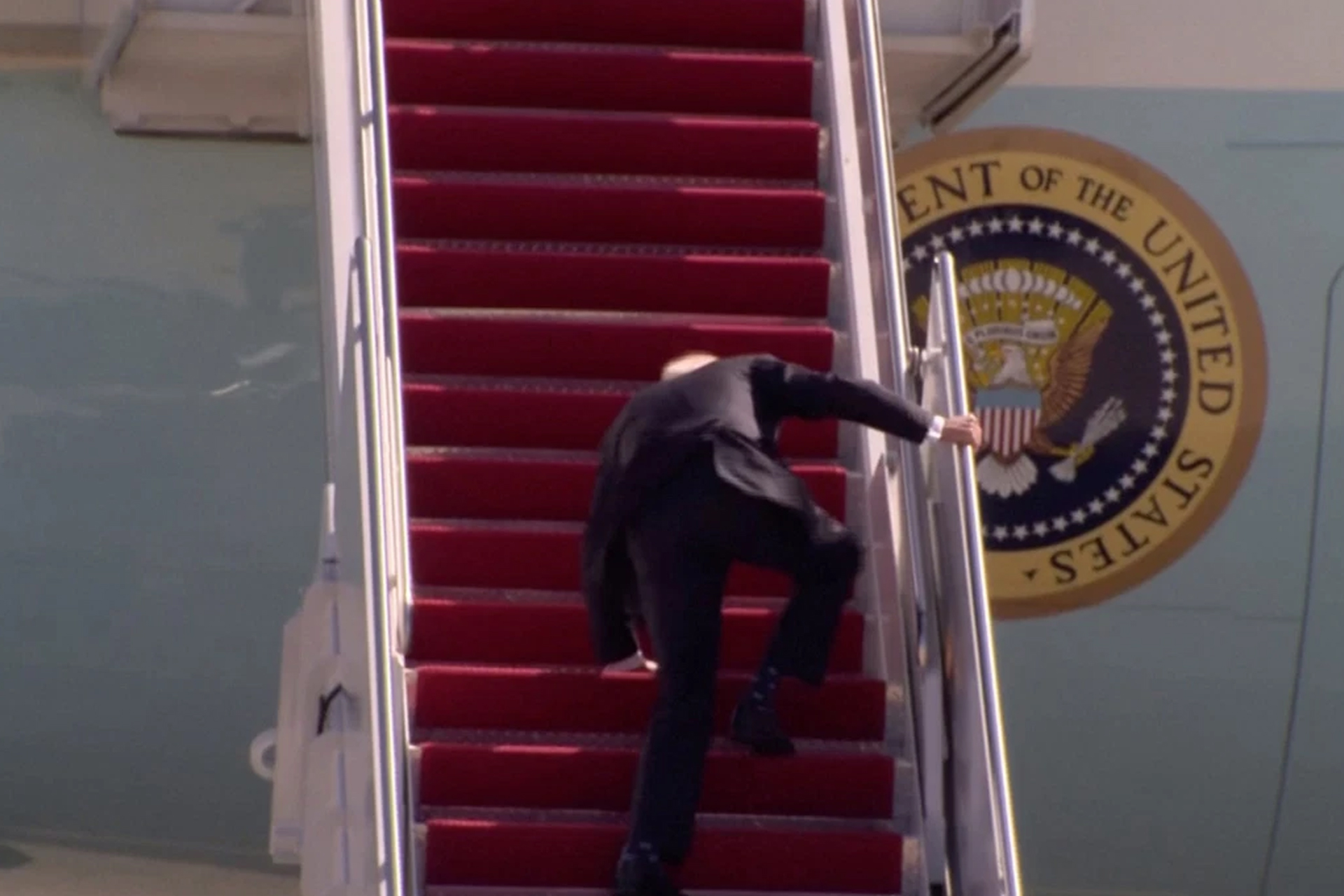 Hatalmasat zakózott Joe Biden az Air Force One lépcsőjén