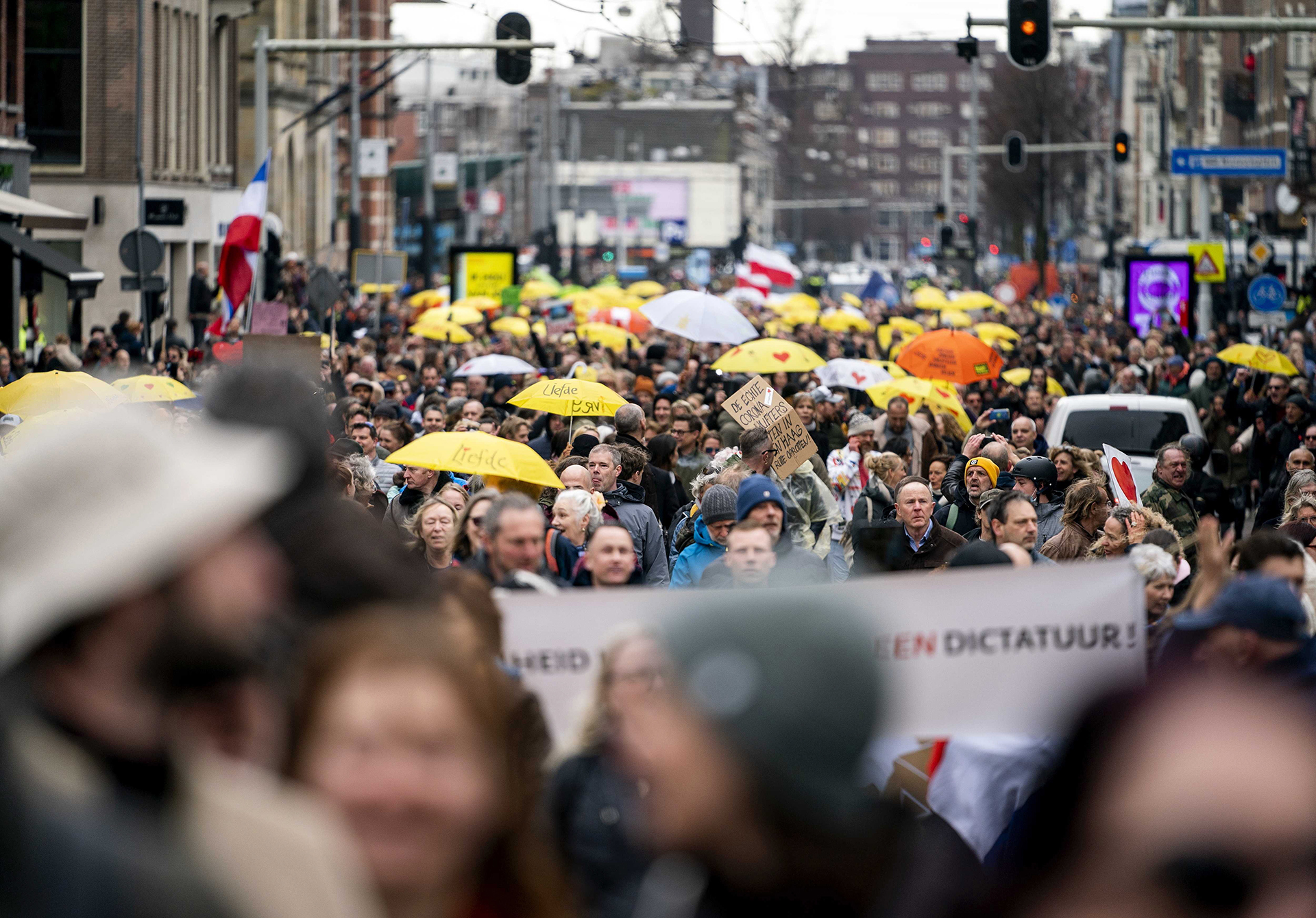 Vízágyúval oszlatták Amszterdamban a járványügyi korlátozások ellen tiltakozó tömeget