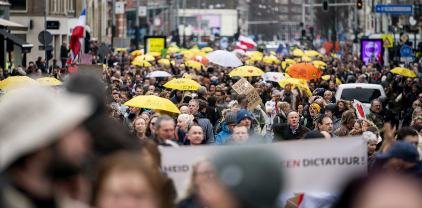 Vízágyúval oszlatták Amszterdamban a járványügyi korlátozások ellen tiltakozó tömeget