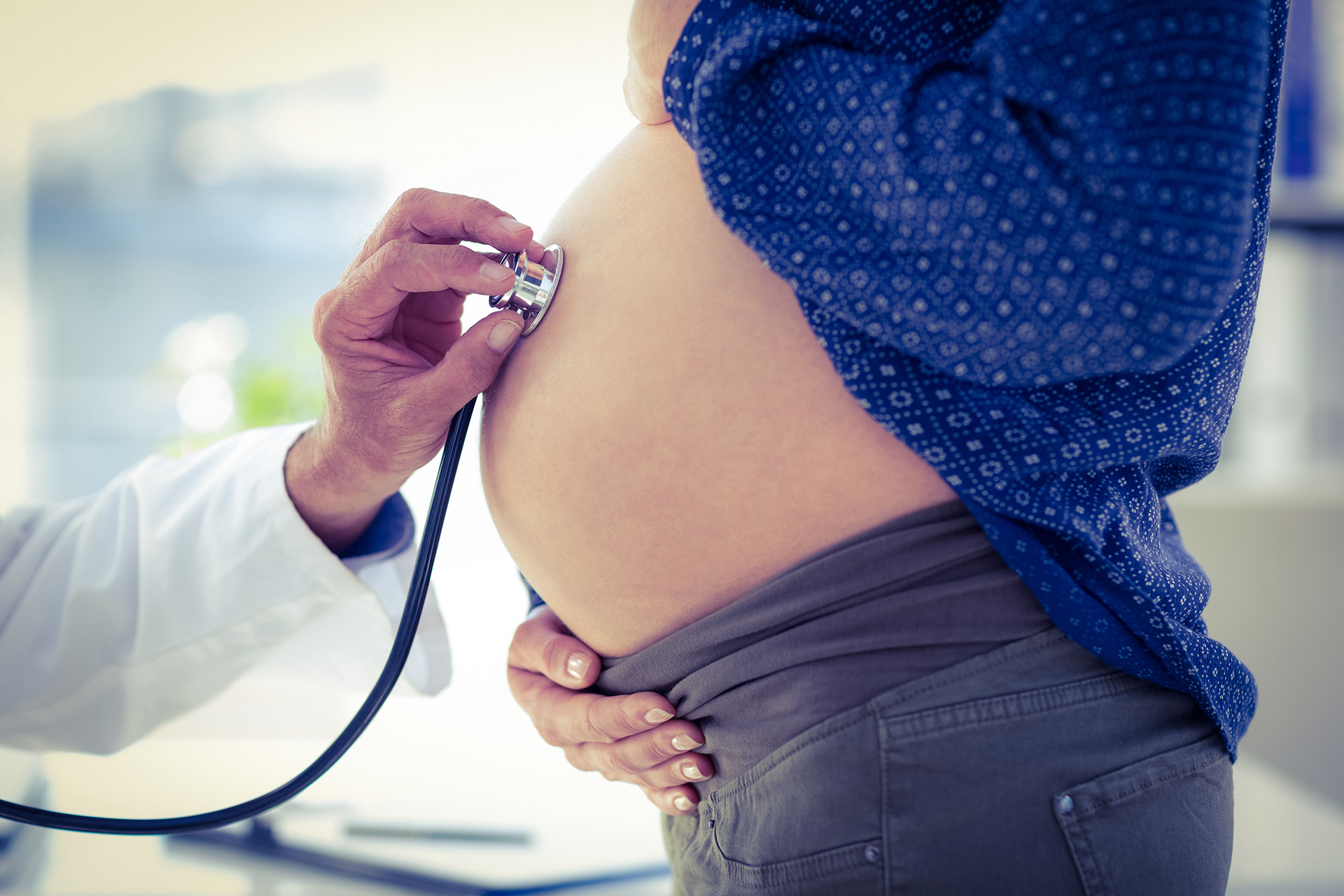 Semmelweis Egyetem: Hatszoros kockázattal jár, ha a koronavírus megfertőz egy terhes nőt